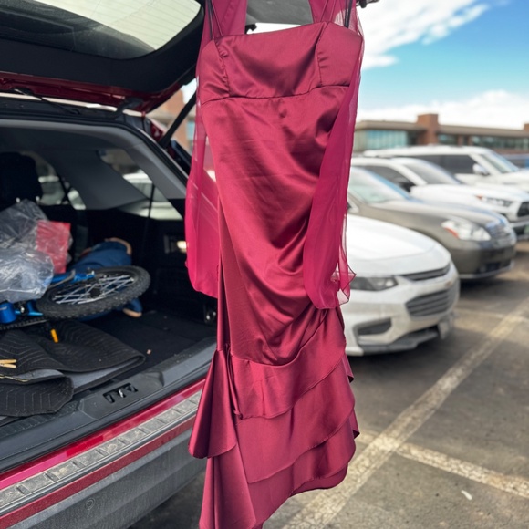Elegant Burgundy Evening Dress - Picture 2 of 5